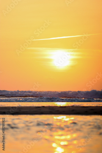 Sonnenuntergang am Strand von Nordholland im Sommer. 
