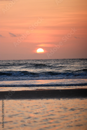 Sonnenuntergang am Strand von Nordholland im Sommer. 