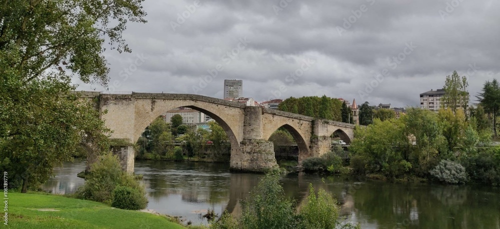 Fototapeta premium Puente romano sobre el río Miño a su paso por Ourense, Galicia