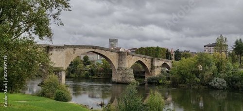 Puente romano sobre el río Miño a su paso por Ourense, Galicia