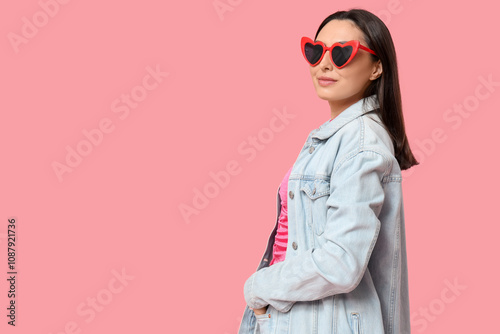 Beautiful young woman in st...