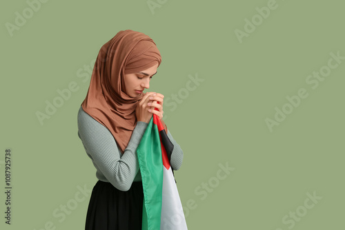 Young Muslim woman with Pal...