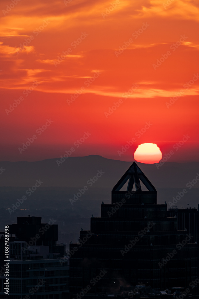 Obraz premium Stunning sunset pictures with famous landmarks illuminated by vibrant light