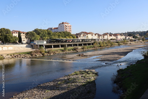 Obraz na płótnie La rivière le Gardon dans la ville, ville d'Alès, département du Gard, France