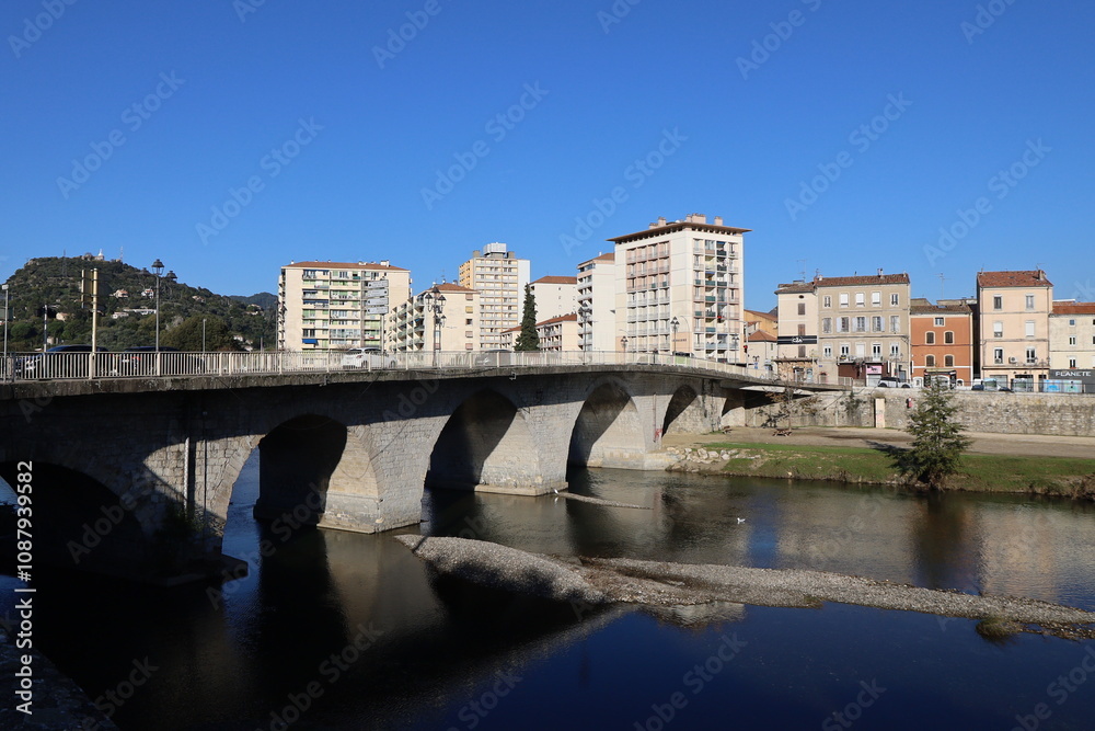 Naklejka premium La rivière le Gardon dans la ville, ville d'Alès, département du Gard, France