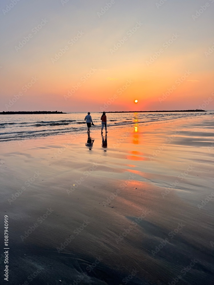 Fototapeta premium people walking on the beach