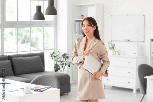 Asian businesswoman with la...