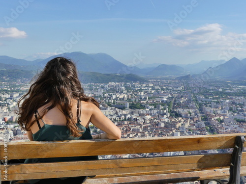 Jeune femme touriste vue sur Grenoble depuis les hauteurs