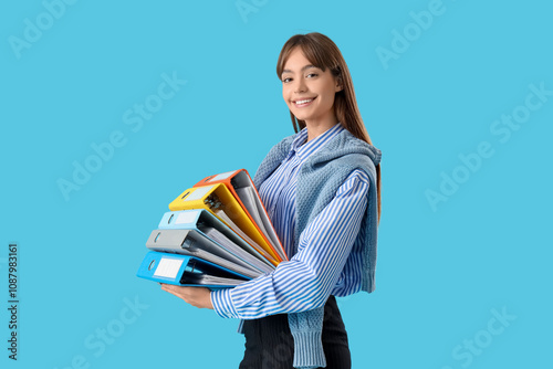 Young businesswoman with fo...