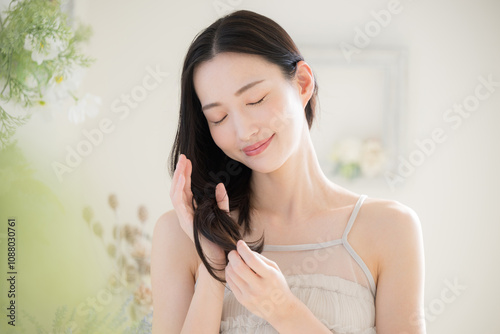 Canvas Print 若い女性のロングヘアのヘアケアのビューティーのボタニカルイメージ　目を閉じる