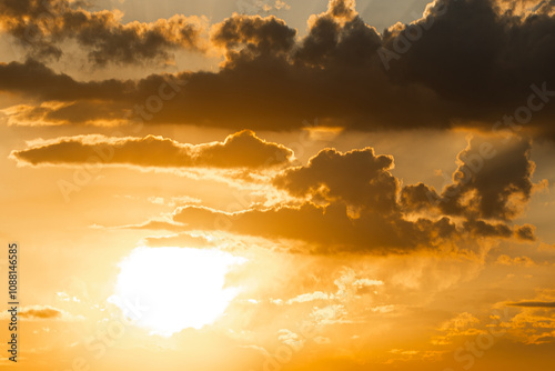 Wolkenblick im Sonnenuntergang