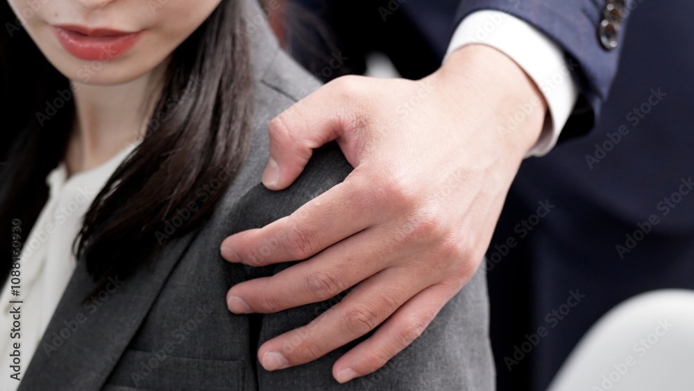 Obraz premium セクハラをされるビジネスウーマン