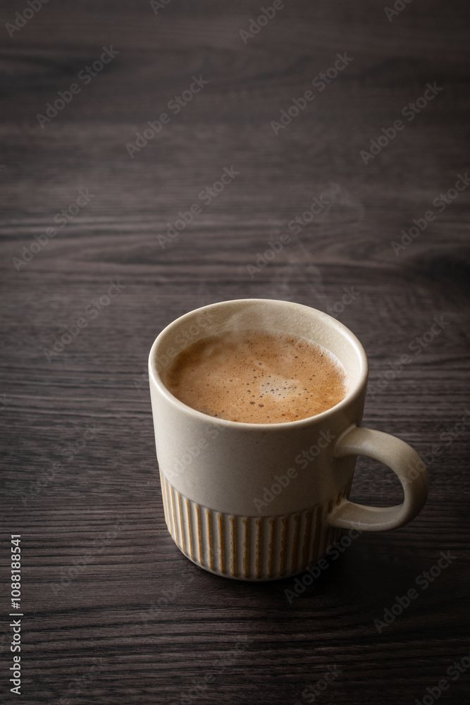 Obraz premium テーブルの上のカフェラテ