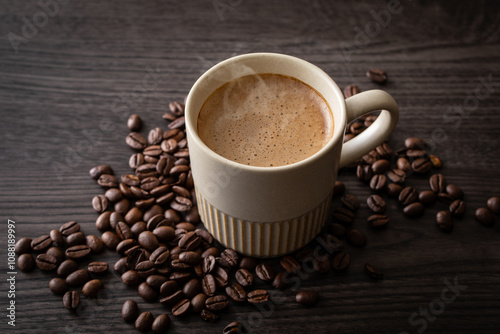 テーブルの上のカフェオレとコーヒー豆