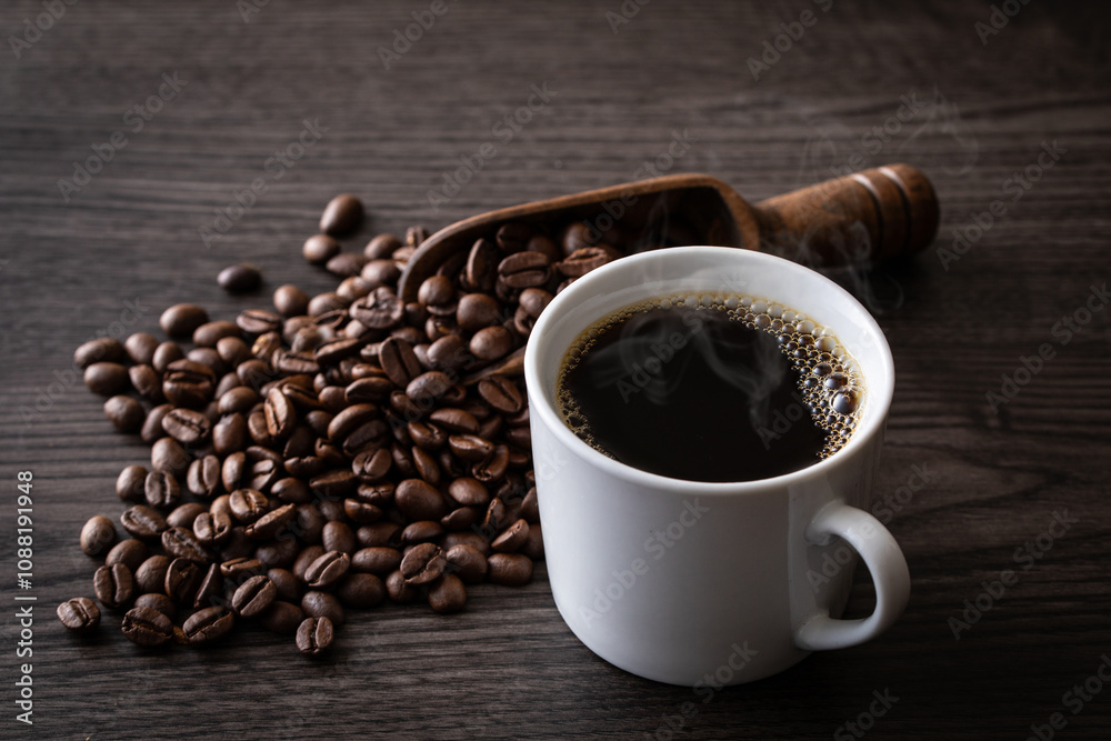 Φωτογραφία テーブルの上のホットコーヒーとコーヒー豆