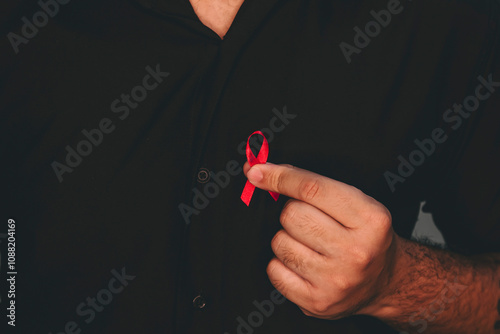 Dia do combate mundial da Aids - Mão segurando fita vermelha 