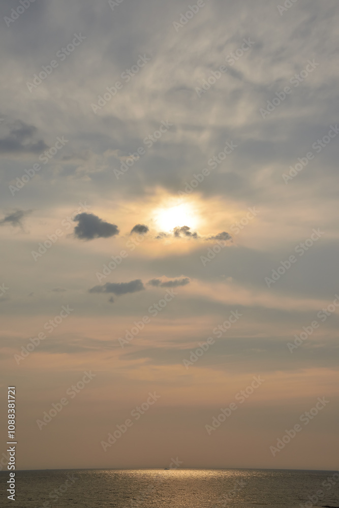 Naklejka premium Sunlight shining on the sea Angel's ladder Cress ray Vertical / 太陽の光が海を照らす 天使の梯子 薄明光線 縦長 