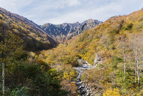 谷川岳／紅葉した秋のマチガ沢／日本群馬県利根郡みなかみ町