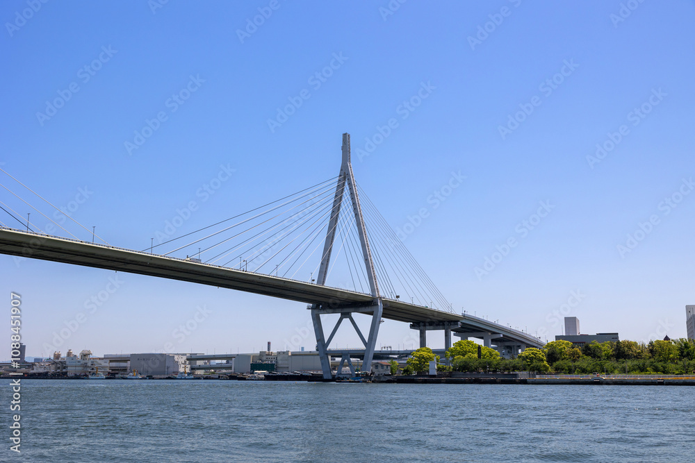 Naklejka premium 天保山渡船場（桜島側）から眺める天保山大橋（大阪市）