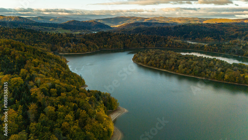 Fototapeta Naklejka Na Ścianę i Meble -  Serene Autumn Landscape Over Solina Lake and Bieszczady Mountain
