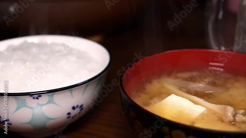 夕飯、おかゆとみそ汁、体に優しい食事