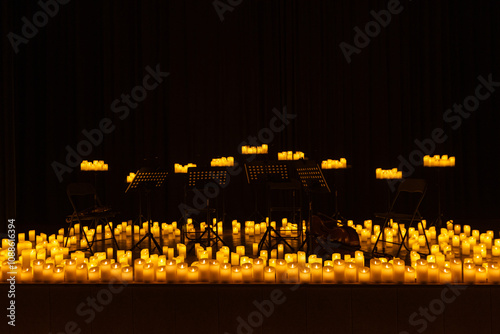 Obraz na płótnie blurred symphonic orchestra on stage with lots of candles w salonie