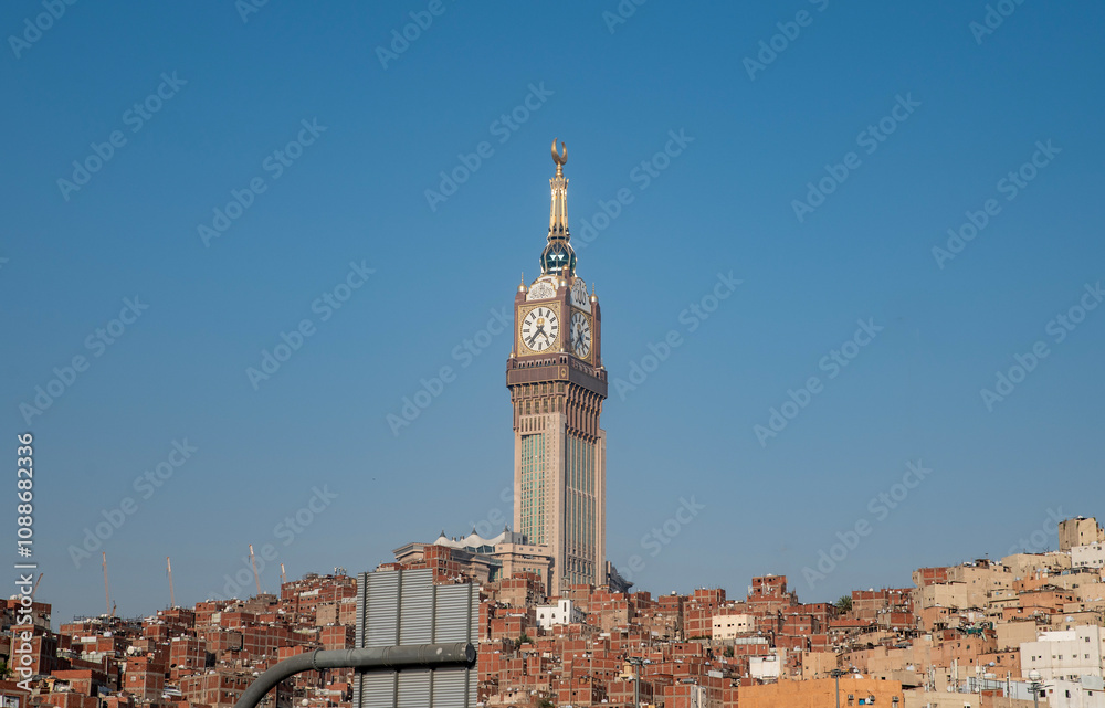 Obraz premium Bright day time view of Makkah Clock Tower, biggest clock in the world