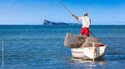 Pêcheur mauricien traditionnel dans le lagon du Coin de Mire photo