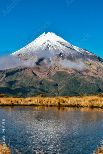 Fotografía del Monte Taranaki con su reflejo en el Pouakai Tarns en Nueva Zelanda.