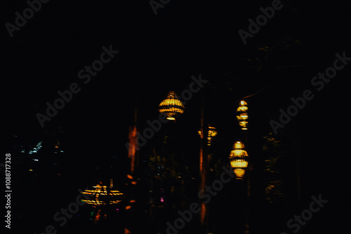 Fotografía de las luces en Redwoods Treewalk Rotorua, Nueva Zelanda. photo