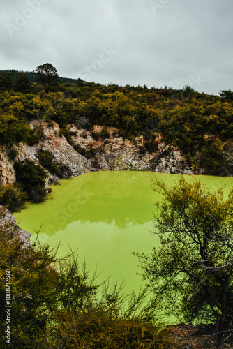 Fotografía de la actividad geotermal en Wai O Tapu Park, Rotorua, Nueva Zelanda. photo