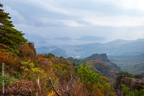 日本の香川県の小豆島の寒霞渓の秋の美しい紅葉 #1088747156