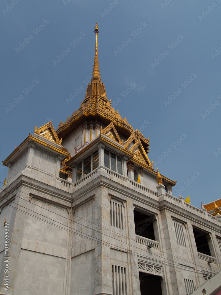 Fototapeta premium Wat Traimit and Its Stunning Golden Spire, Bangkok Architecture, Thailand