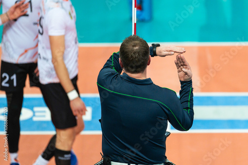 Obraz na płótnie The referee gives a sign with his hand during a volleyball match. w salonie