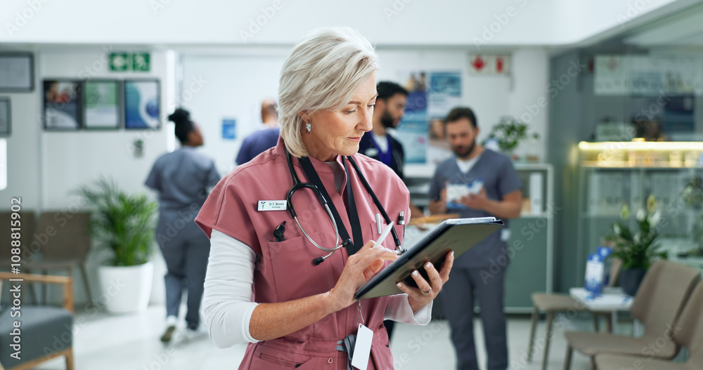 Obraz premium Tablet, telehealth and mature woman doctor in hospital with medical research or feedback. Digital technology, reading and female healthcare worker with online surgery or treatment plan in clinic.