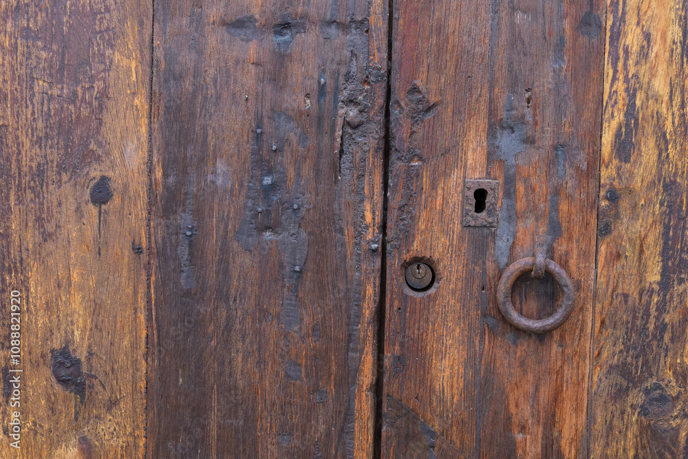 Detalle de una vieja puerta de madera Detalle de una vieja puerta de madera