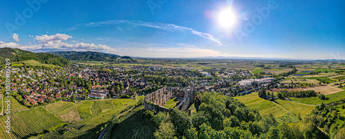 Magischer Abend: Die Burgruine Hohenstaufen in warmem Licht
