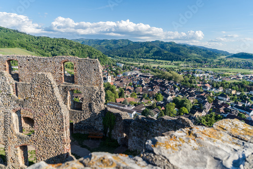 Sommerlicher Glanz: Die Burgruine Hohenstaufen am Abendhimmel