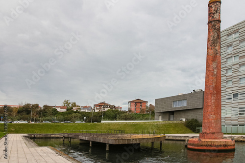 Paisagem serena vista do Cais da Fonte Nova, Aveiro, com seus canais tranquilos, barcos coloridos e arquitetura típica, refletindo a beleza única e o charme pitoresco da cidade portuguesa