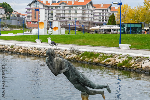 Paisagem serena vista do Cais da Fonte Nova, Aveiro, com seus canais tranquilos, barcos coloridos e arquitetura típica, refletindo a beleza única e o charme pitoresco da cidade portuguesa