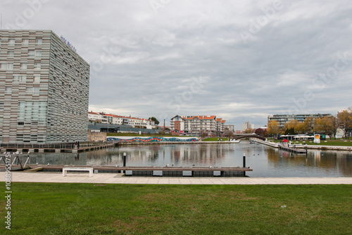 Paisagem serena vista do Cais da Fonte Nova, em Aveiro, com seus canais tranquilos, barcos coloridos e arquitetura típica, refletindo a beleza única e o charme pitoresco da cidade portuguesa photo