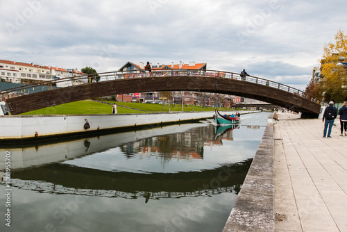 Paisagem serena vista do Cais da Fonte Nova, em Aveiro, com seus canais tranquilos, barcos coloridos e arquitetura típica, refletindo a beleza única e o charme pitoresco da cidade portuguesa