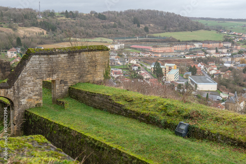 remparts de la citadelle de Montmédy dans la Meuse un jour de pluie en hiver photo