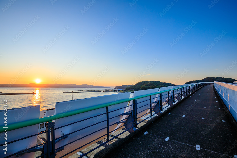 Fototapeta premium 初秋の牛深ハイヤ大橋から見た朝日 熊本県天草市 The sunrise seen from Ushibuka Haiya Ohashi Bridge in early autumn.Kumamoto Pref, Amakusa City.