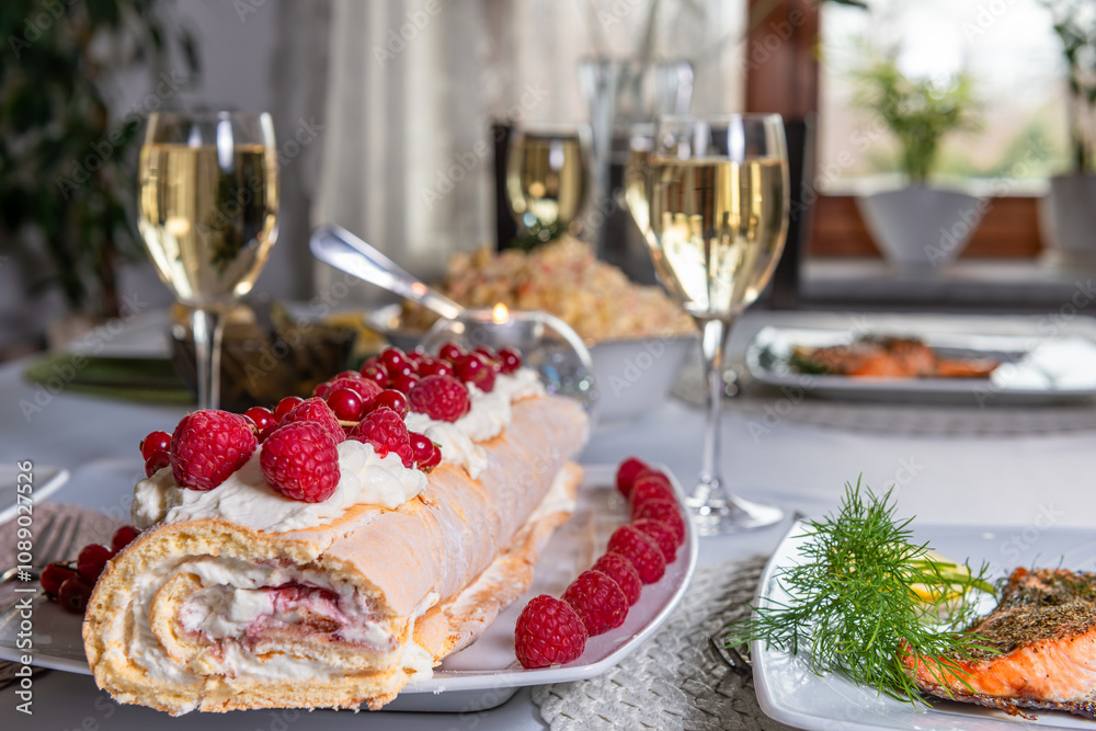 Alkohol, wino i kieliszek oraz wyśmienite jedzenie na stole na imprezie z okazji uroczystości wydarzenia towarzyskiego i świąt. Alkohol, wino i kieliszek oraz wyśmienite jedzenie na stole na imprezie z okazji uroczystości wydarzenia towarzyskiego i świąt.