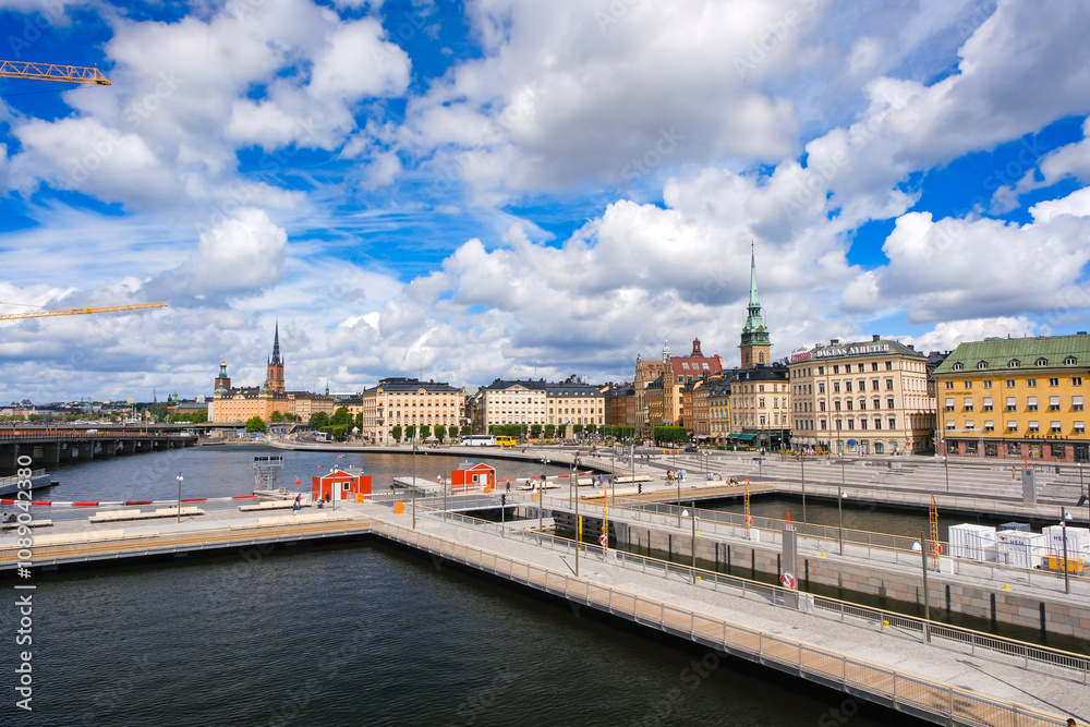 Fototapeta premium スウェーデン ストックホルム旧市街 ガムラスタンの街並みと水の広場