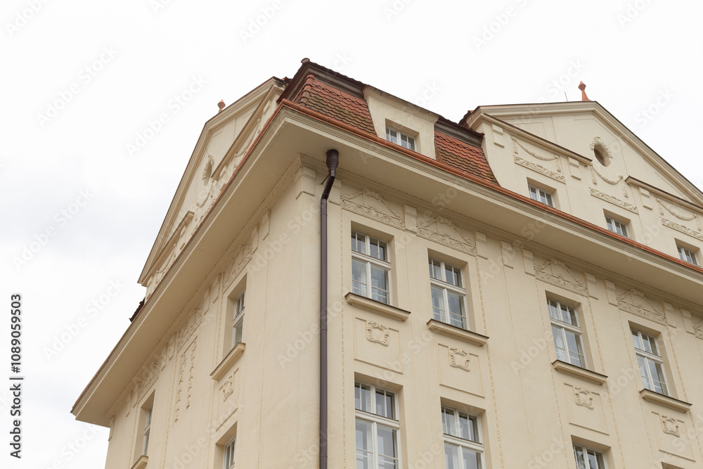 Obraz premium Elegant architecture showcasing intricate details of a historic buildings upper faade