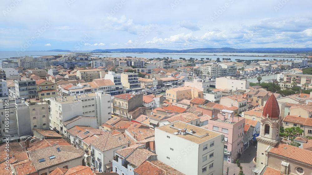 Vue aérienne sur la ville de Palavas-les-Flots, située dans le département de l'Hérault en France Vue aérienne sur la ville de Palavas-les-Flots, située dans le département de l'Hérault en France