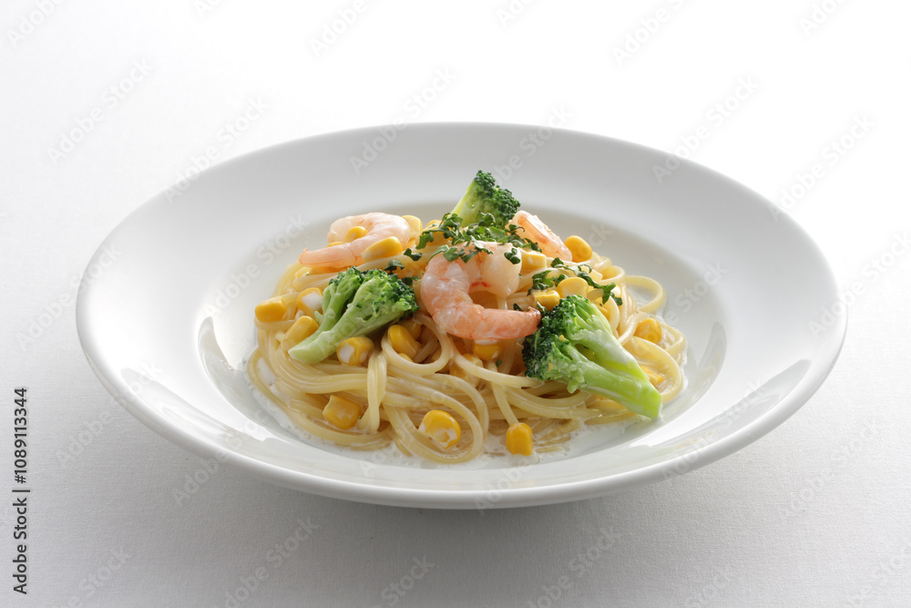エビやイカなどの魚介類を使ったパスタの皿盛り単品画像 エビやイカなどの魚介類を使ったパスタの皿盛り単品画像