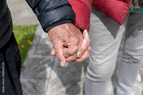 Obraz na płótnie Elderly Hands Intertwined While Walking w salonie